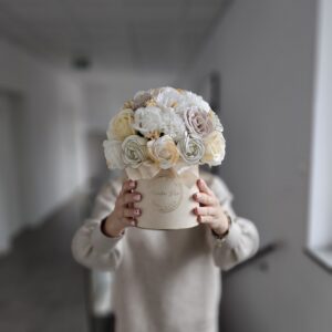 Flower Box na kuli Beżowy Kwiaty mydlane mix Podziękowanie