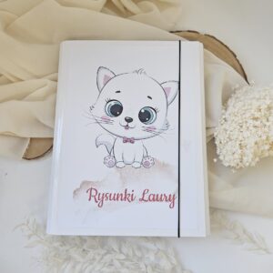 Teczka Kotek na rysunki dziecka z personalizacją – biała A4