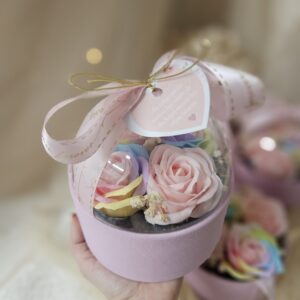 Flower Box Kopułka od Ręki róże mydlane kwiaty tęczowo pudrowe